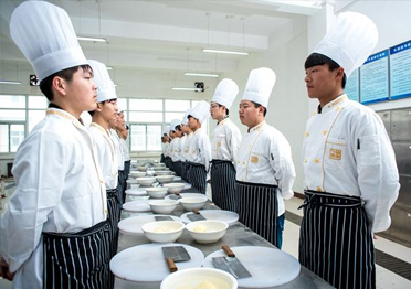 学厨师去甘肃东方技校有前途吗?