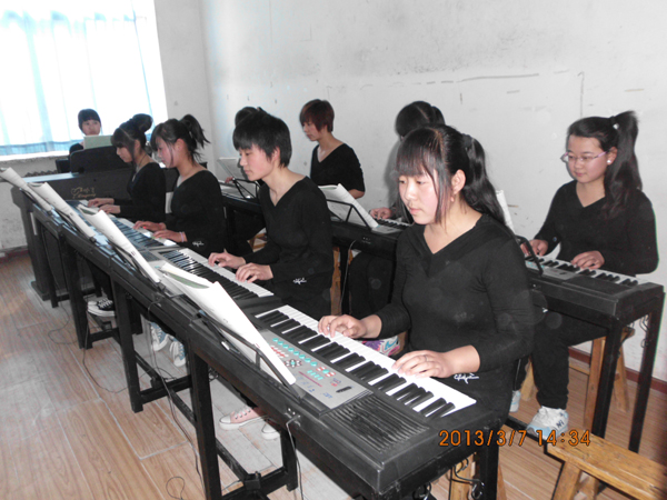 学前教育专业学生在上钢琴课